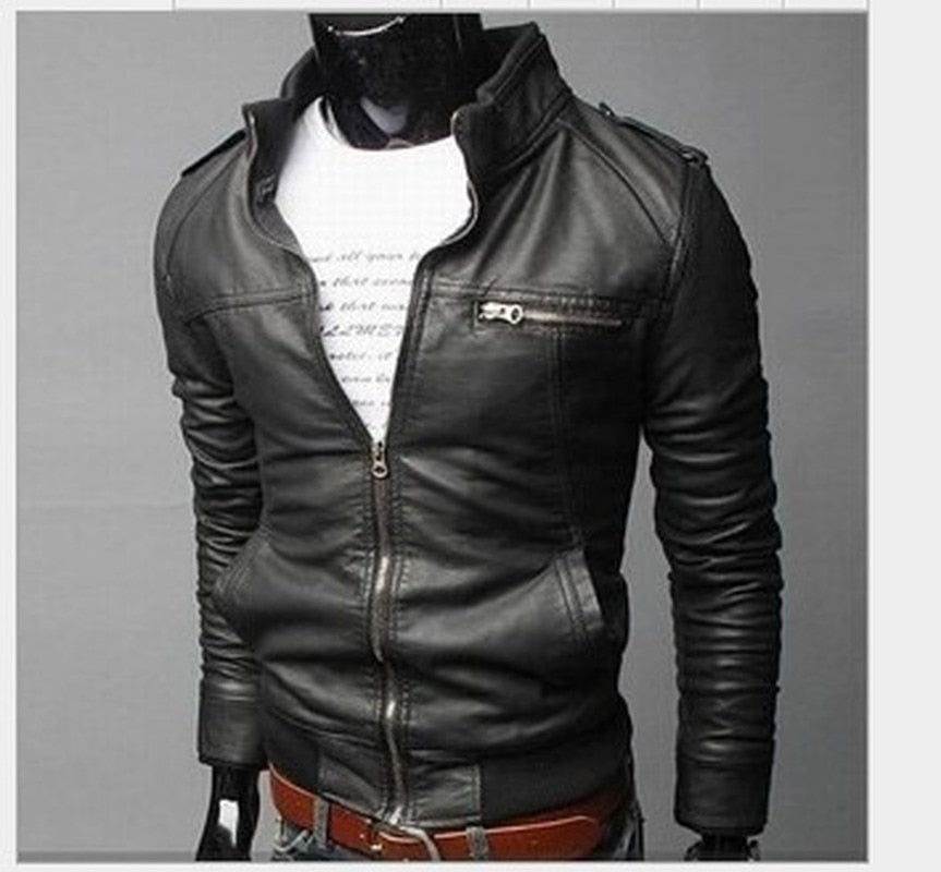 Jaqueta masculina de couro PU com gola alta modelo motociclista. Moda masculina 2023.